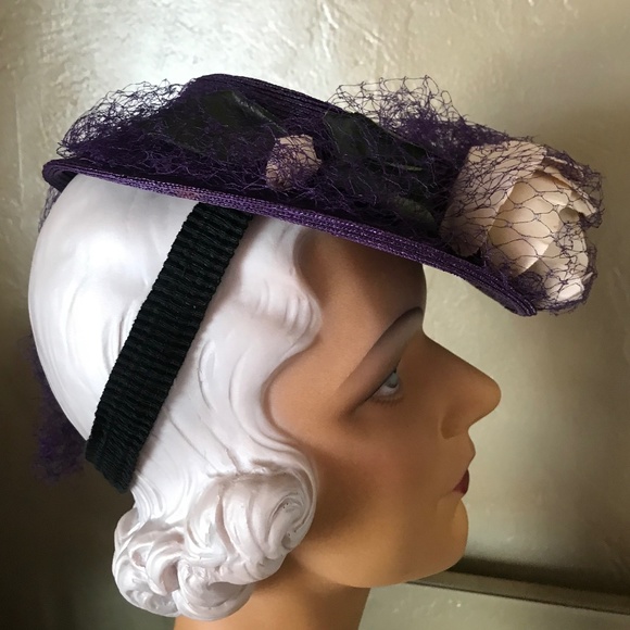 CAPTIVATING 1930s\' PURPLE STRAW TILT HAT WITH LARGE FABRIC FLOWER, VEIL & STRAP